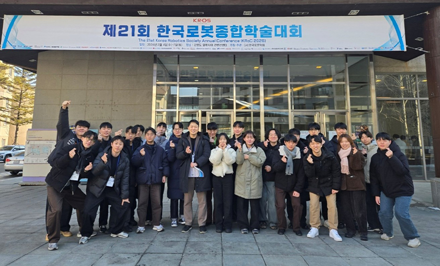아주대학교 기계공학과 김의겸 교수팀이 '제21회 한국로봇종합학술대회(KRoC 2026)'에서 우수논문상을 수상했다. 수상 논문에서는 휴머노이드 로봇 시스템에 활용 가능한 인간형 로봇 손 기술을 한층 더 업그레이드시킬 최적화 방법을 제안했다. 해당 연구에서 링크 구동 방식의 토크 왜곡을 최소화하고 최적으로 설계를 개선했으며, 부품 통합과 최소화를 통해 조립 편의성을 높였다. 또한 고하중, 고자유도의 성능을 유지하면서 염가제작이 가능해 휴머노이드를 활용한 로봇 산업 공정들에 효과적으로 대응할 수 있을 것으로 설명했다.